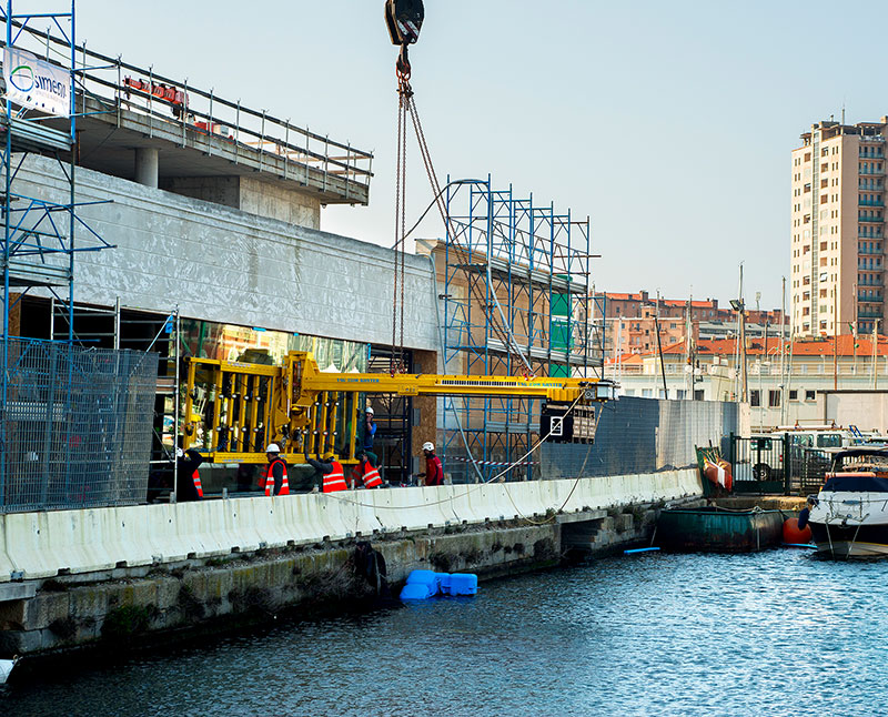 Transport av platen 40 m over havnen
