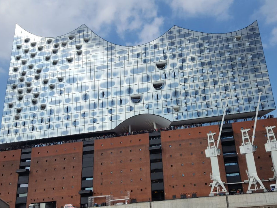 Fasaden på Hamburg Elbphilharmonie vender ut mot havet