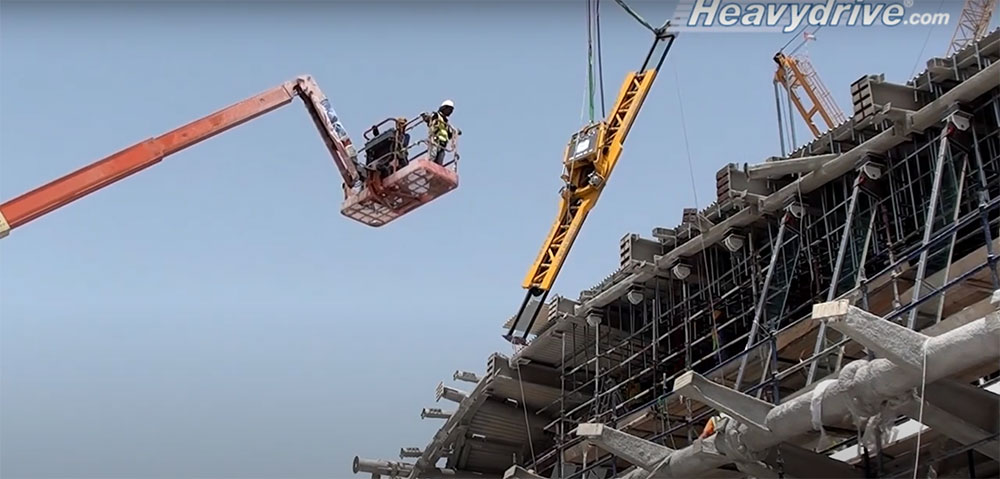 Montage der Glasfinnen am Etihad  Museum in Dubai