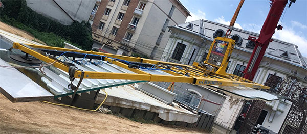 Heavydrive-systemet transporterer 12,5 meter høyt, bølgende formet glass