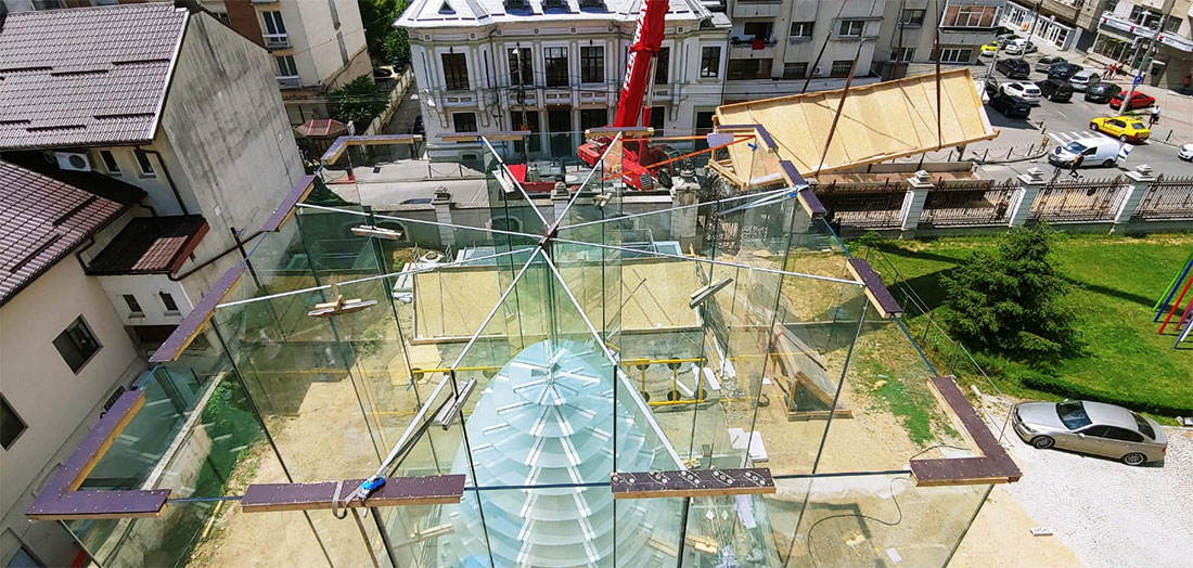 Montering av glasselementene til Brincusi-paviljongen, Craiova kunstmuseum (Romania)