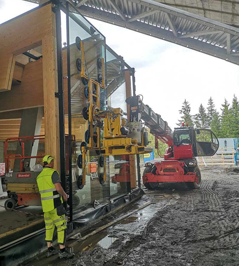 Komplisert montering av plater som veier 680 kilo med Heavydrives 7-aksede manipulator