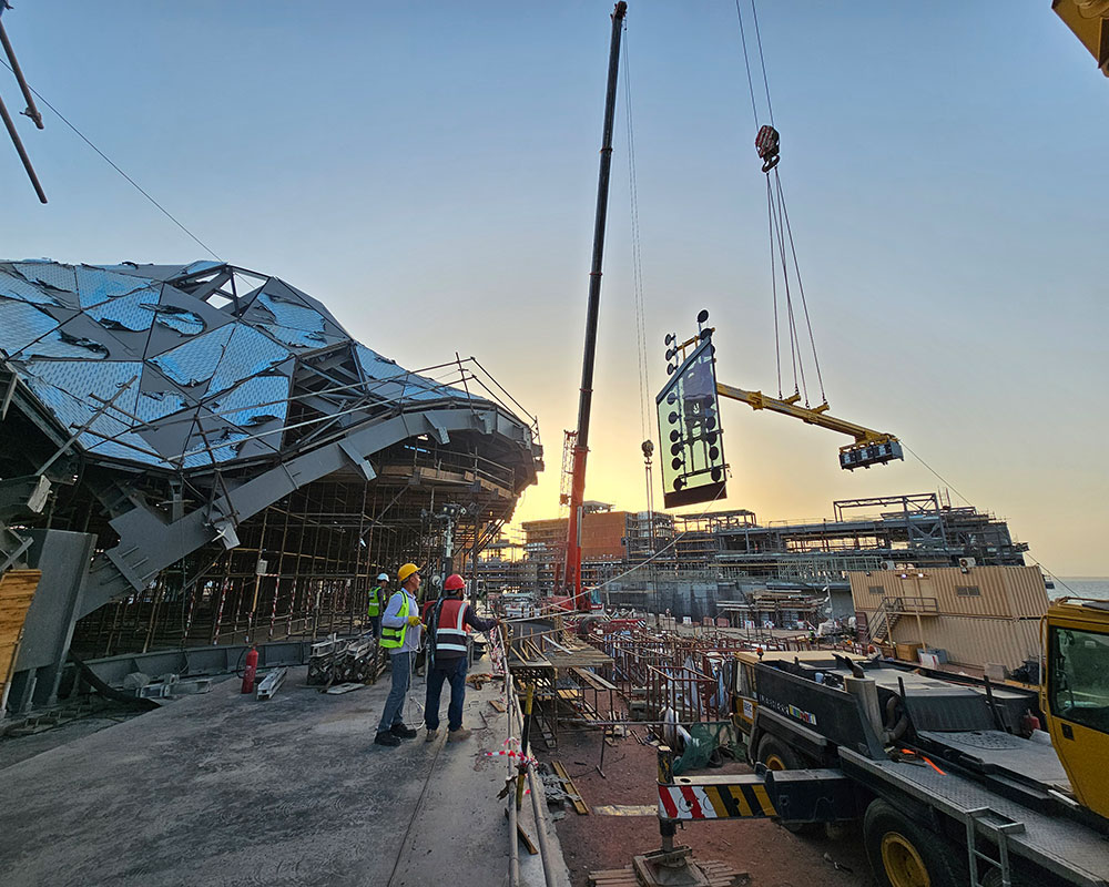 Montering av fasadeelementer med ulik form på luksusøya Sindalah (Saudi-Arabia)