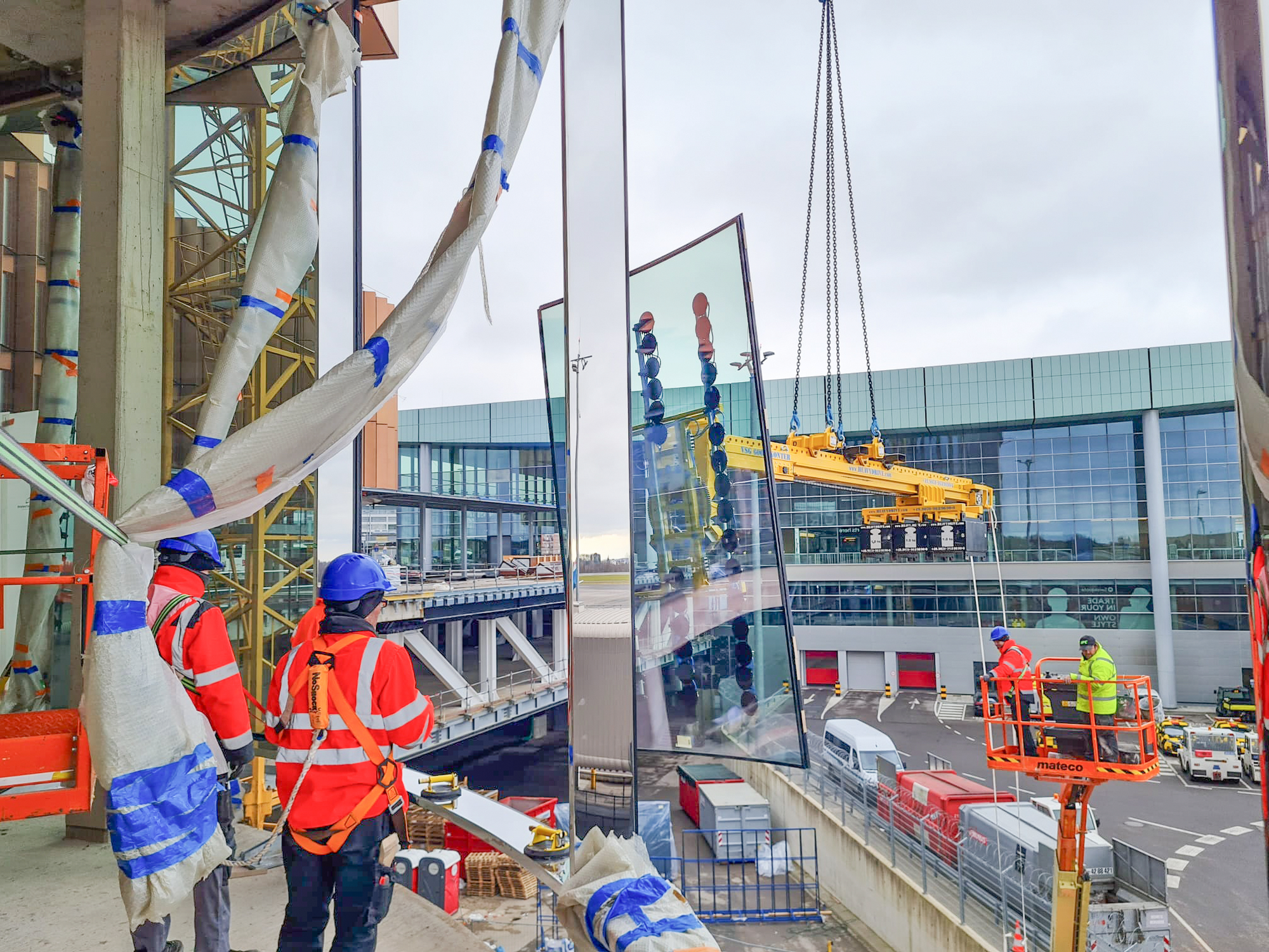 Montering av buede fasadeelementer på Skypark Business Centre Luxembourg