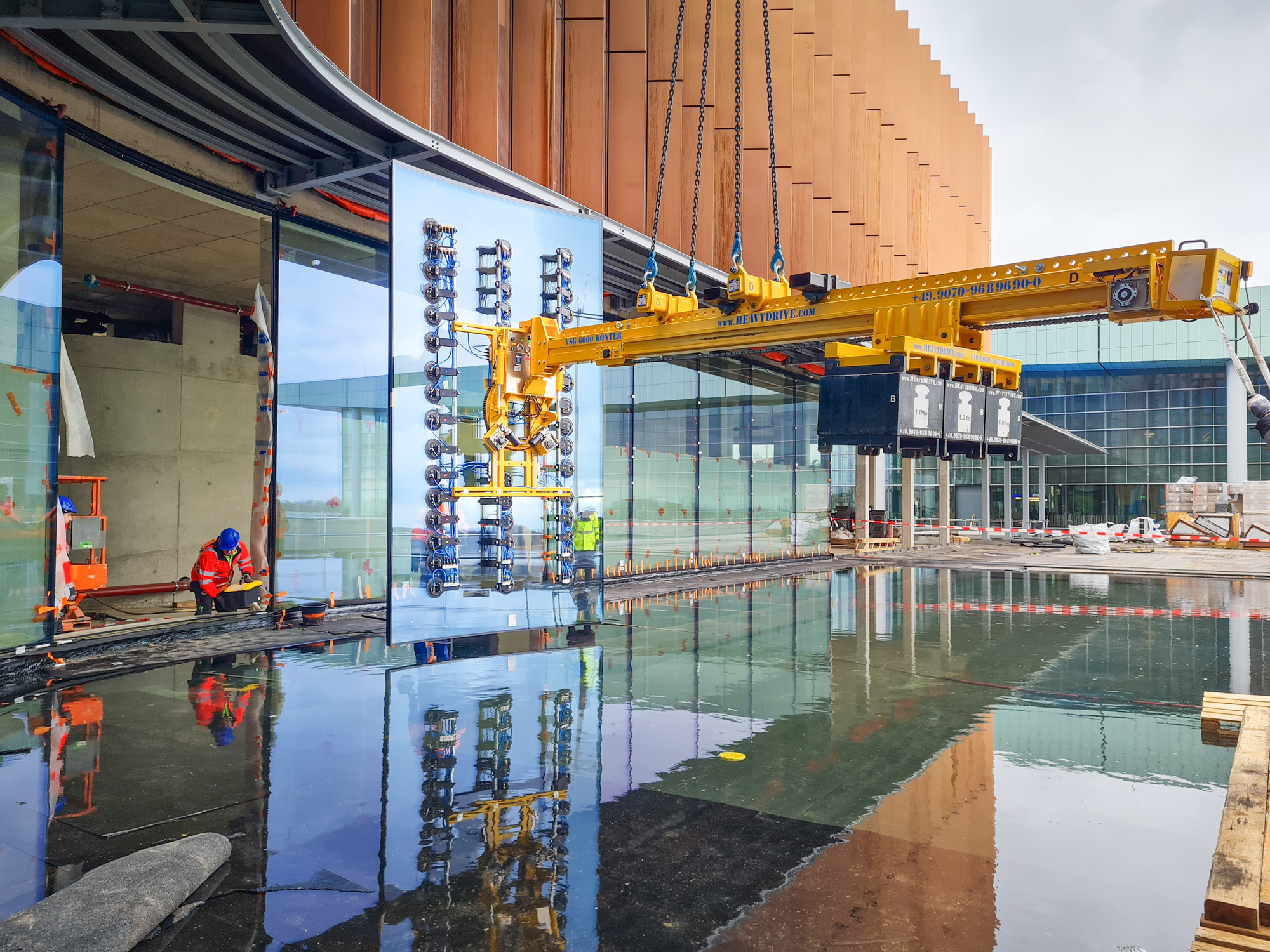 Installasjon av buede glasselementer under en utkraging og over et vannbasseng med Heavydrive sugesystem og motbjelke