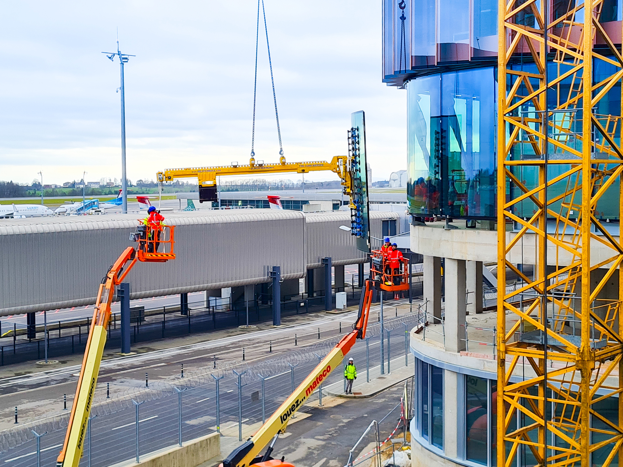 Montering av buede fasadeelementer på Skypark Business Centre Luxembourg