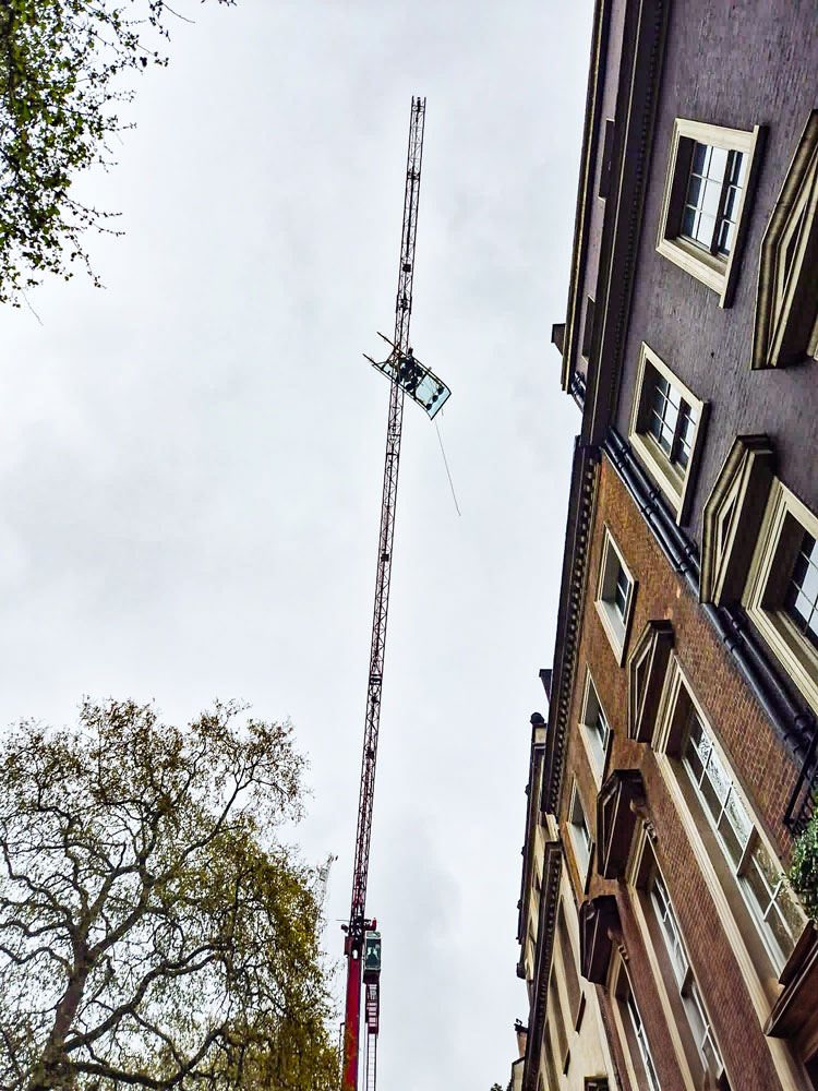 Vakuumsugesystemet VSG 750 KRQ med glassplate plasseres ved hjelp av en kran.