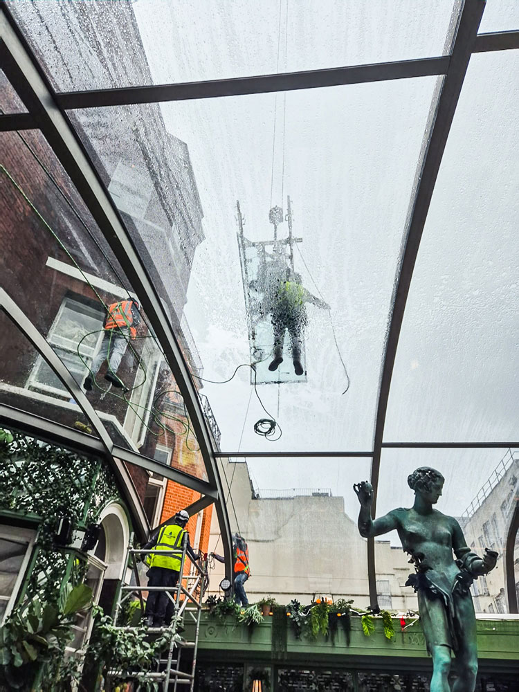 Glassplaten settes på plass på sin endelige plassering.