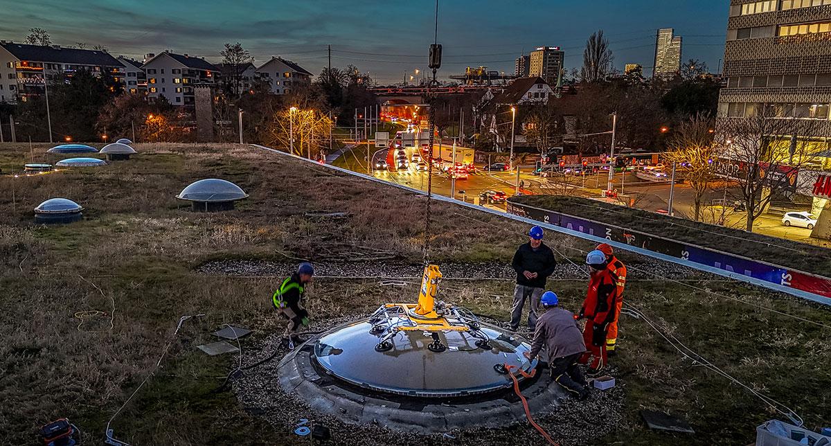 Plassering av en glasskuppel med millimeterpresisjon på taket av St. Jakobshalle i Basel